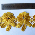 Macrame flor con hojas y pedreria amarillo (X METRO)
