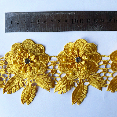 Macrame flor con hojas y pedreria amarillo