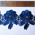 Macrame flor con hojas y pedreria  Azul (X METRO)
