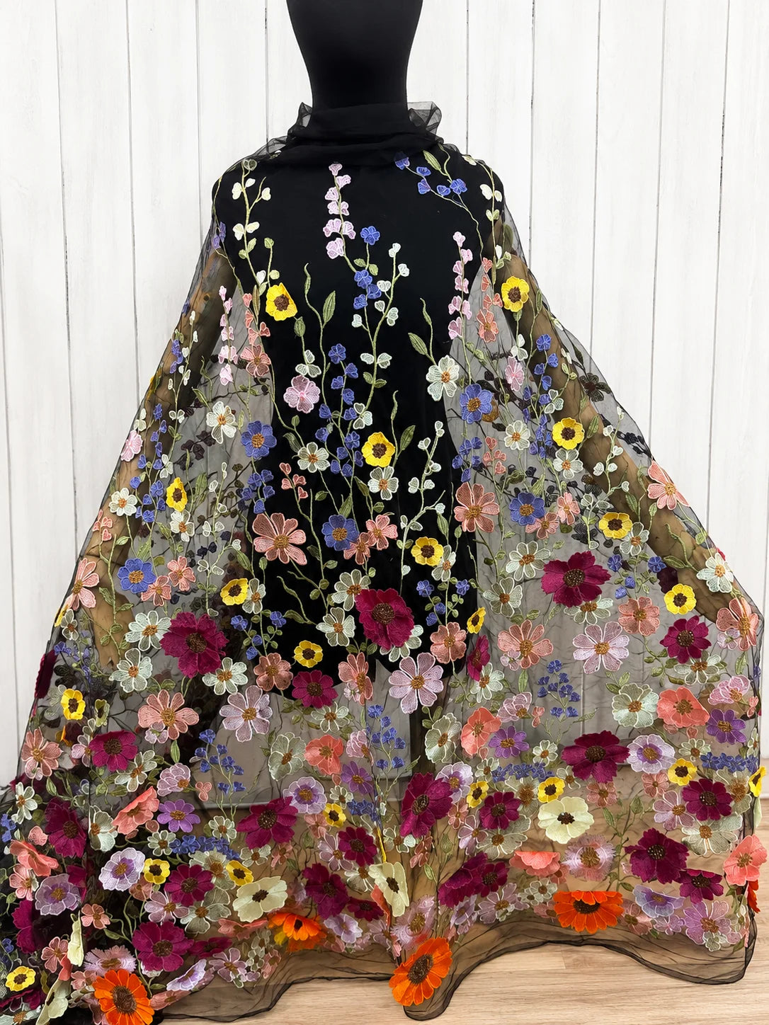 TULL BORDADO FLORAL 1.20M de ancho Color negro multicolor TFC30